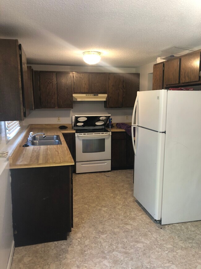 Building Photo - 1675 Valley View Dr