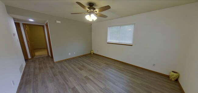 Foto del edificio - 3D Tour Available - Large Bedrooms + Pet Friendly + Washer & Dryer Included! Available August 1st!