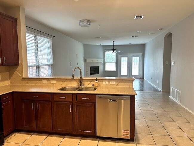Foto del edificio - 5733 Pebble Ridge Dr