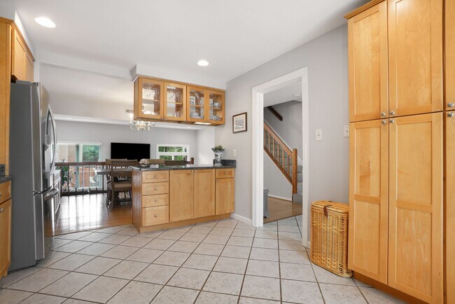 Foto del edificio - Gorgeous 2BR/3.5BTH Townhome in desirable Neighborhood of StoneyBrook in Rockville