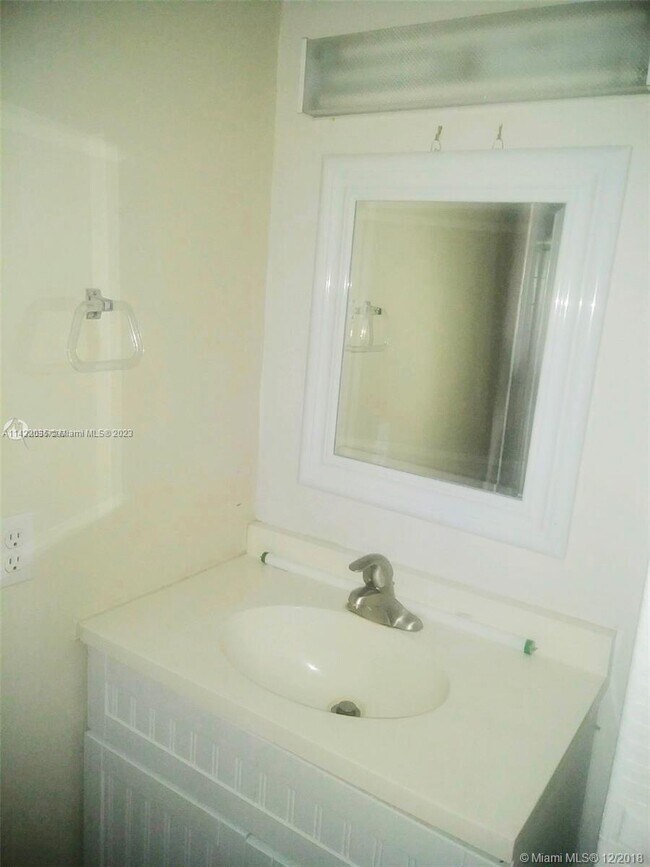 Building Photo - 1801 S Treasure Dr
