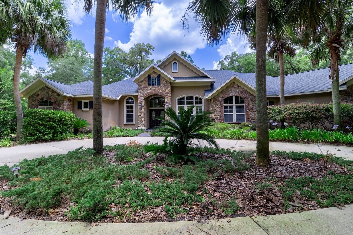 Foto principal - Executive Gainesville Rental: Custom 4 Sui...