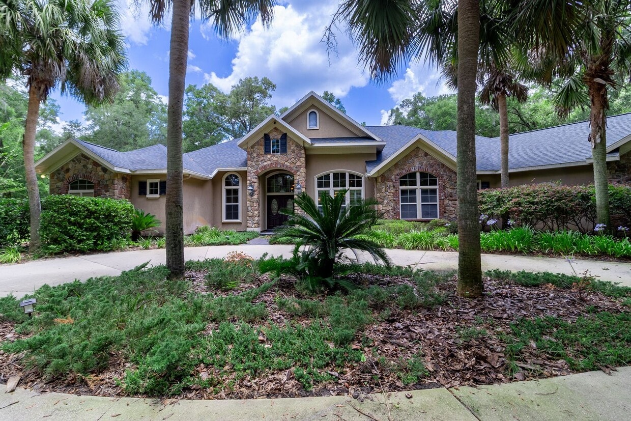 Primary Photo - Executive Gainesville Rental: Custom 4 Sui...