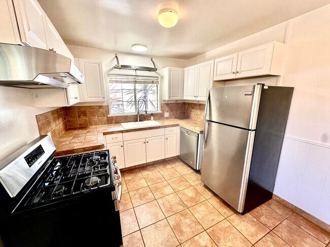 Foto del edificio - Charming Manhattan Beach Home with Spacious Yard – Prime Location!