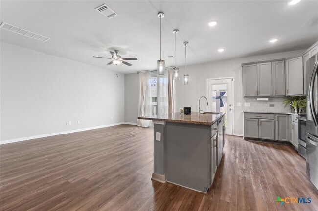 Building Photo - 6206 Golden Gate Dr