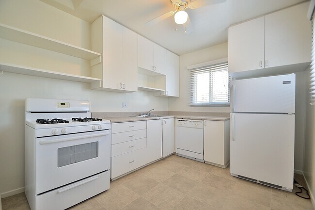 Building Photo - 1633 E Maple Ave