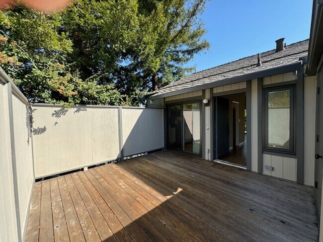 Building Photo - Nicely updated 3 bedroom, 2.5 bath, 2 stor...