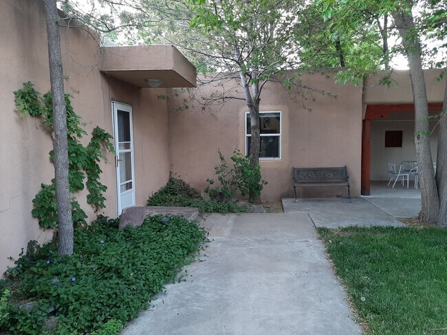 Building Photo - 833 E Fairview Ln