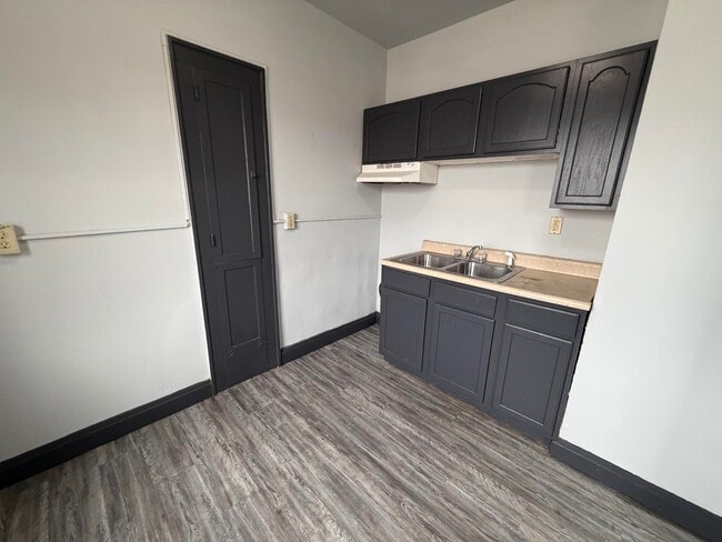 Building Photo - 210-201 Walnut-