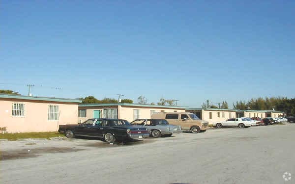 Primary Photo - 301-381 Sharar Ave