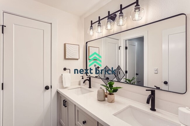 Building Photo - Luxurious Townhome with 3 bedroom and 2 ba...