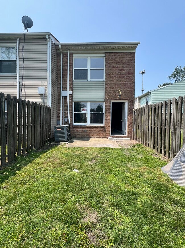 Foto del edificio - 4630 Greenwood Dr