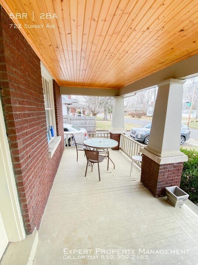 Building Photo - 722 Sunset Dr