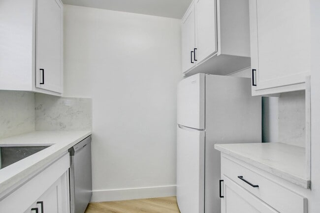 Interior Photo - 950 Venice
