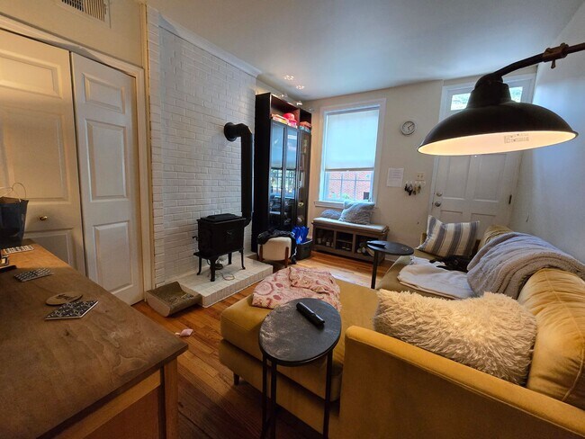 Foto del edificio - DELIGHTFUL 2 BEDROOM QUEEN VILLAGE TOWNHOUSE