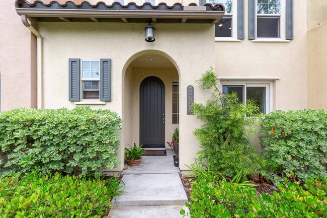 Building Photo - 3 Bed, 2 Bath Townhome in Mission Valley--...