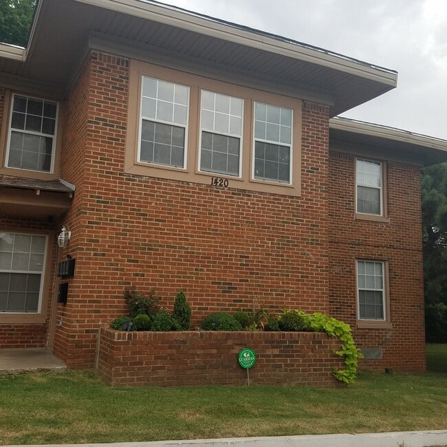 Photo - 1404 NE 9th St (Oklahoma City, OK) Apartment