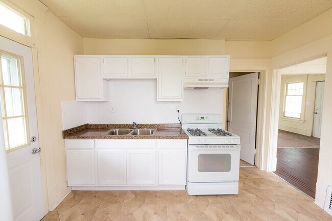 Building Photo - Three bedroom one bathroom home for rent