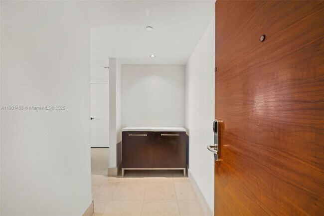 Foto del edificio - 6801 Collins Ave