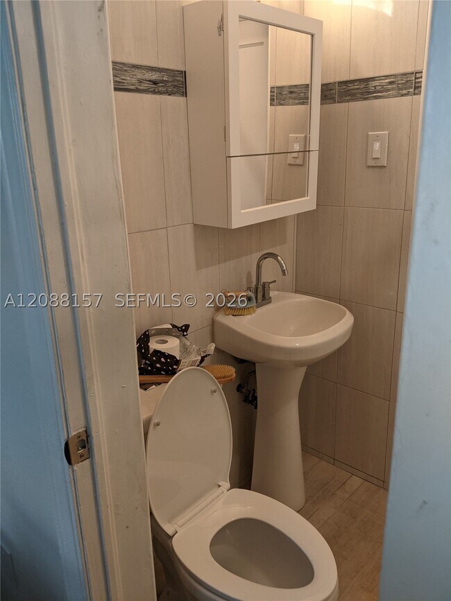 Foto del edificio - 7741 Hawthorne Ave