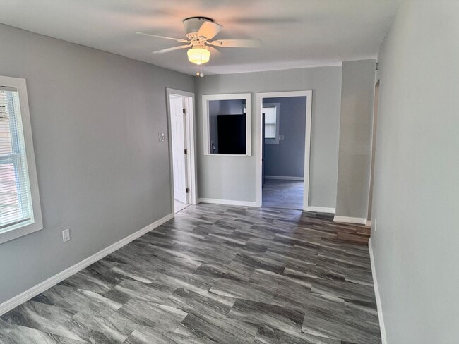Building Photo - Large, 4 bedroom/1 bath home Located in be...
