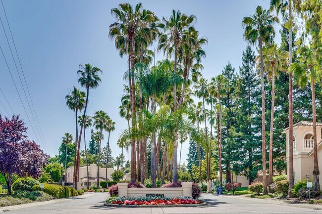 Building Photo - Beautiful and spacious 3 bedroom 2.5 bath ...