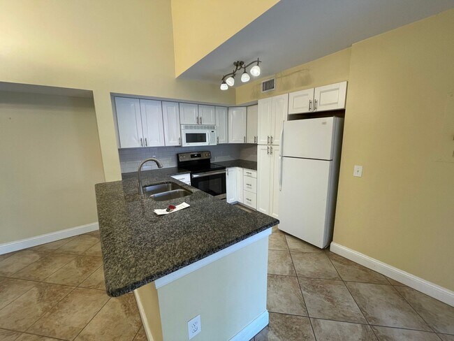 Foto del edificio - ANNUAL RENTAL - THE ENCLAVE OF NAPLES - 2 ...