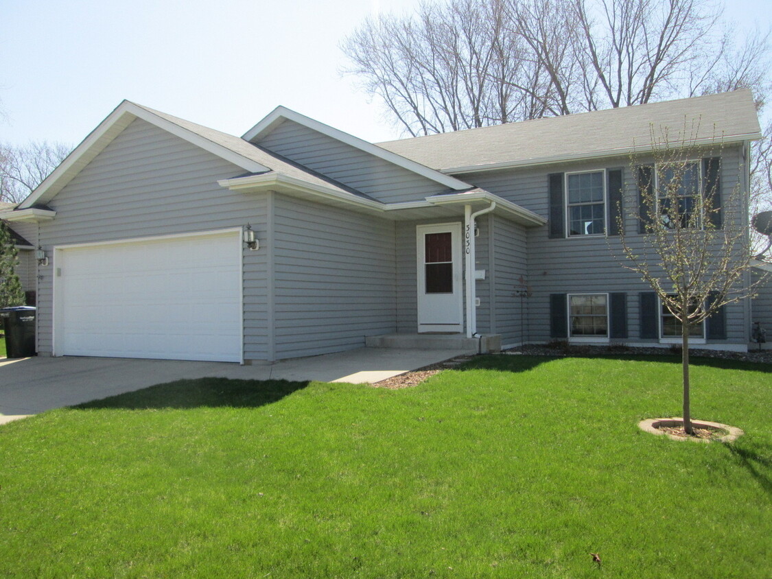 Primary Photo - Beautiful 4 Bedroom Available For Rent!
