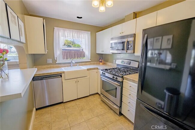 Building Photo - 1112 E Whiting Ave