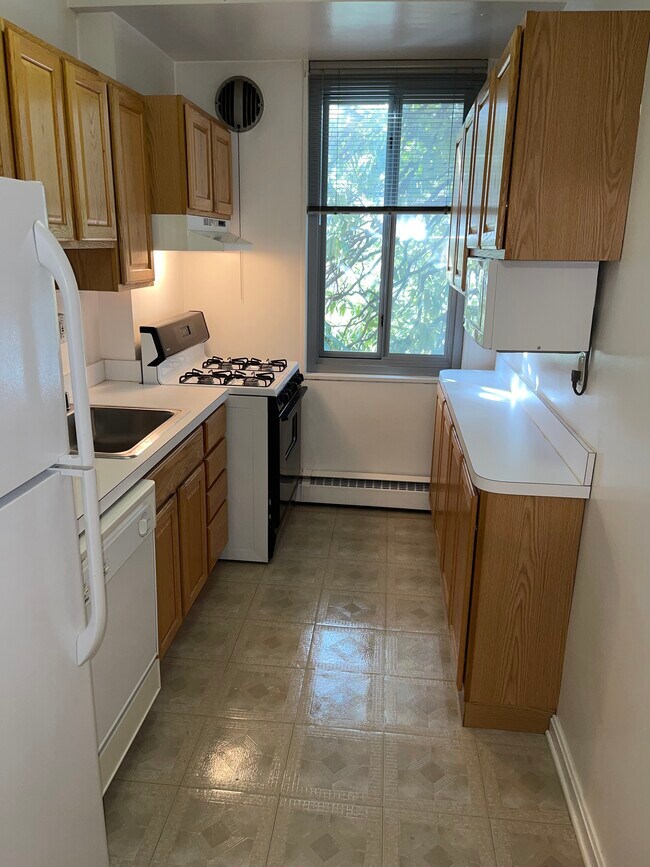 Kitchen - 4200 Cathedral Ave NW