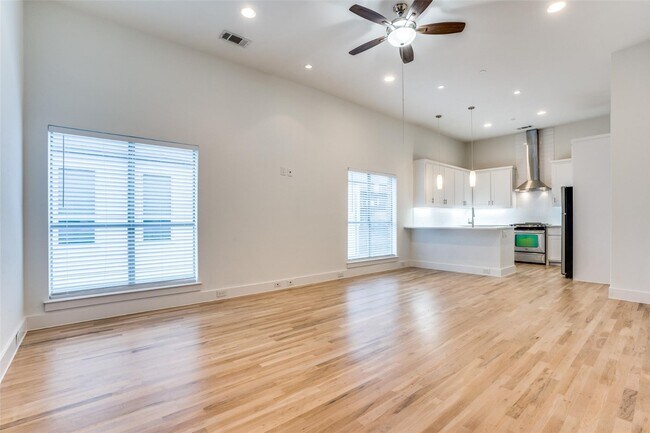 Foto del edificio - Beautiful townhome featuring granite countertops, hard wood floors, and a small private yard grea...