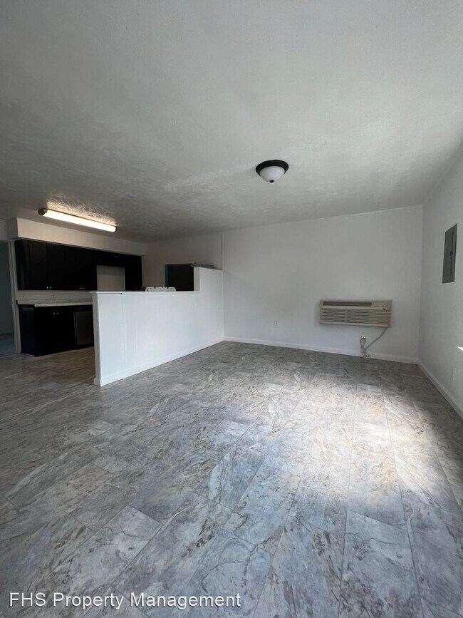 Building Photo - 1 br, 1 bath House - 1028 1/2 E Commercial