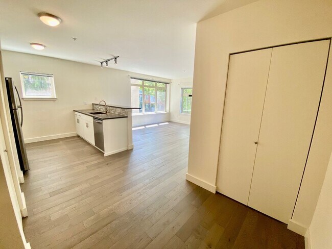 Building Photo - 1bd/1ba Seattle Condo