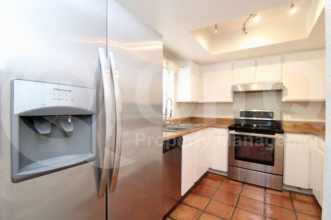 Foto del edificio - 8412 E Malcomb Dr