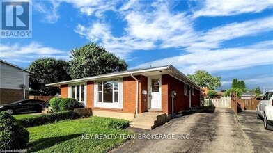 Building Photo - 10 Hill Park Ln