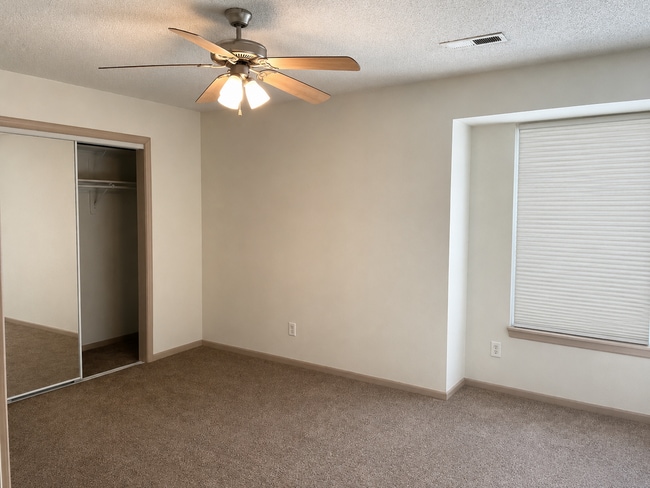 Building Photo - Beautiful 2 Bedroom 2.5 Bathroom Townhome!