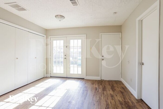 Foto del edificio - 4810 Glenvillage St