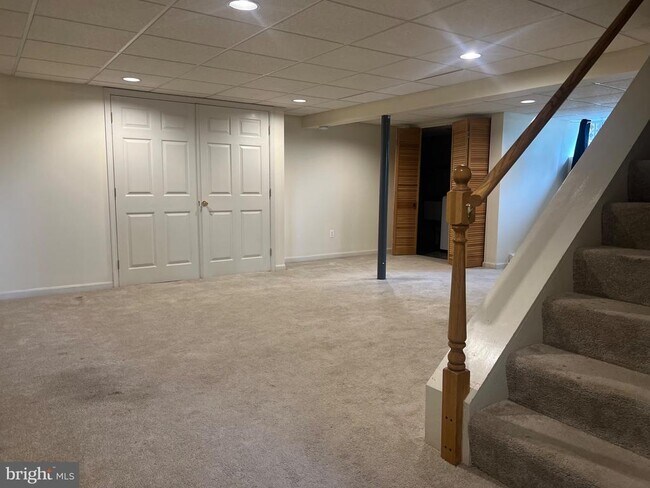 Foto del edificio - 6122 Rolling View Dr