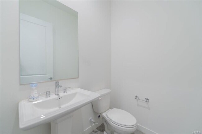 Building Photo - 211 Sawbuck