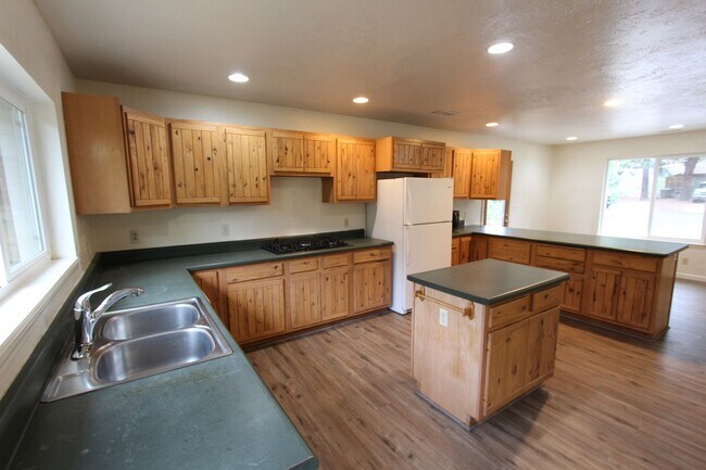 Building Photo - COMING AUGUST | 3-Bedroom Home in Bow & Arrow Acres | Large Yard + Wood-Burning Fireplace