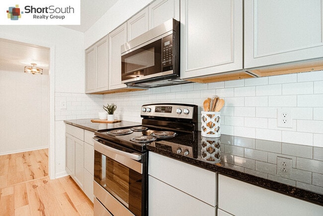 Building Photo - Fully Renovated Forest Hills 3 Bed 1 Bath ...