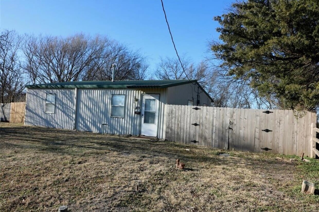 Front of house - 305 W Adler Ave