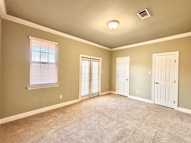 Building Photo - Three Bedroom Townhouse in Gated Community...