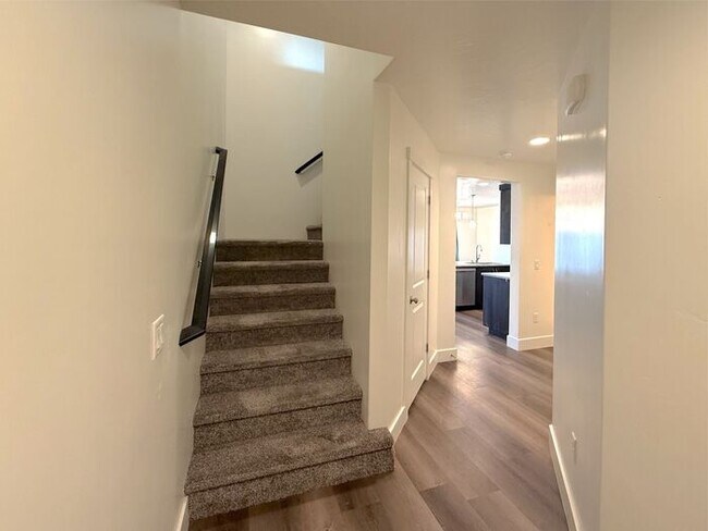 Building Photo - 4 bed, 2.5 bath home w/2 car garage