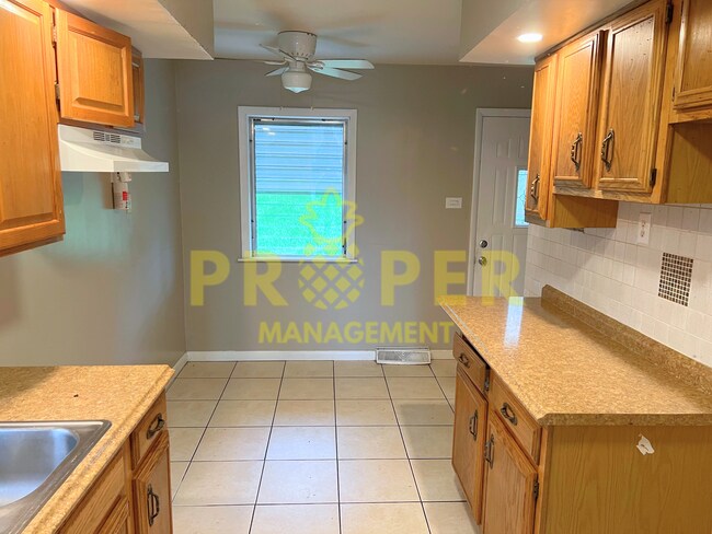 Foto del edificio - 3 bedrooms 1 bathroom house for rent