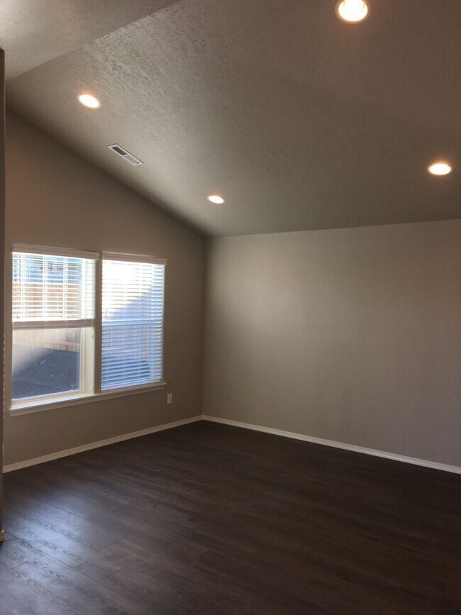 Building Photo - 3 Bedroom / 2 Bathroom Home in NE Redmond