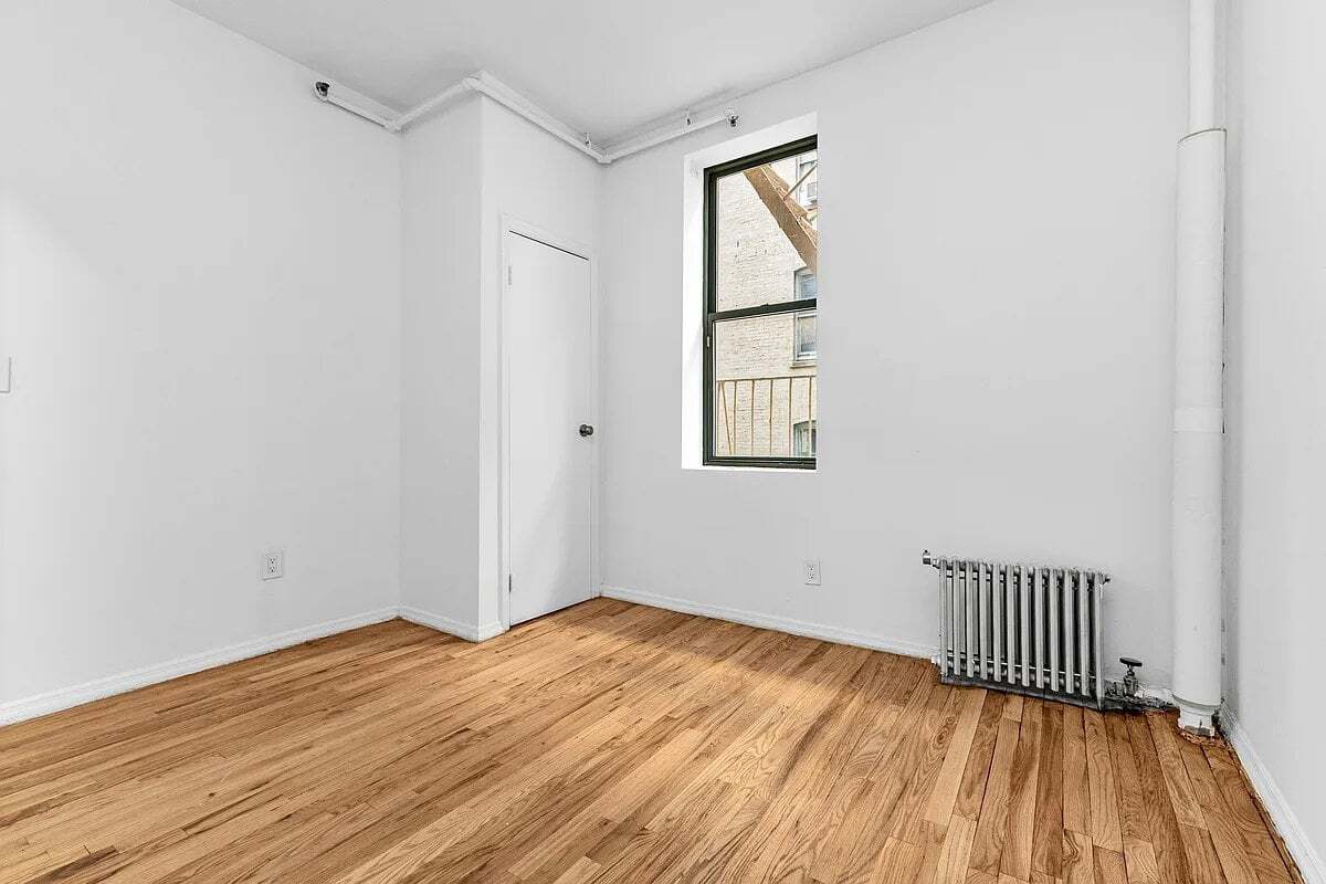 Foto del edificio - 247 W 63rd St