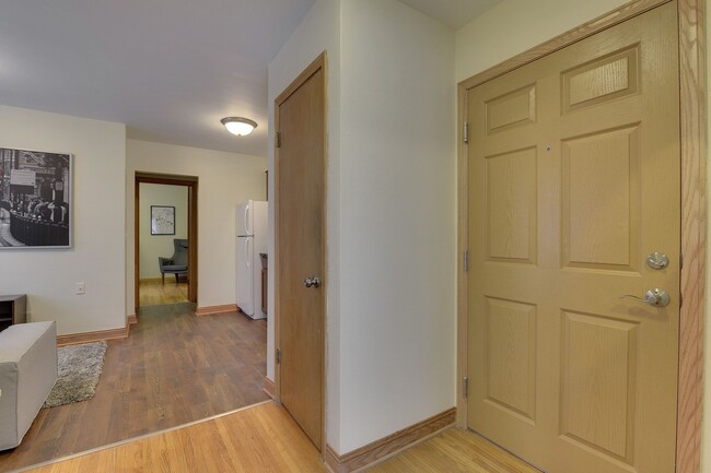 Entryway - 2003 Grand Ave