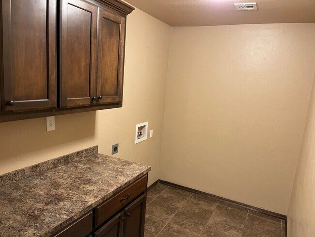 Foto del edificio - 3 bed room, 2 baths with a 2 car garage fo...
