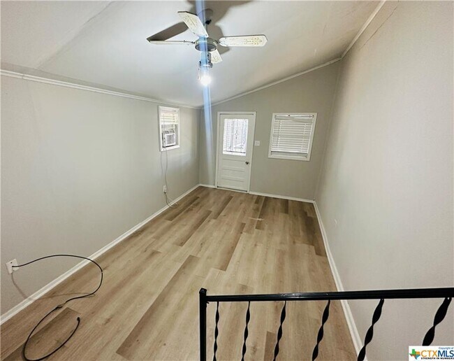 Building Photo - 1409 E Mistletoe Ave